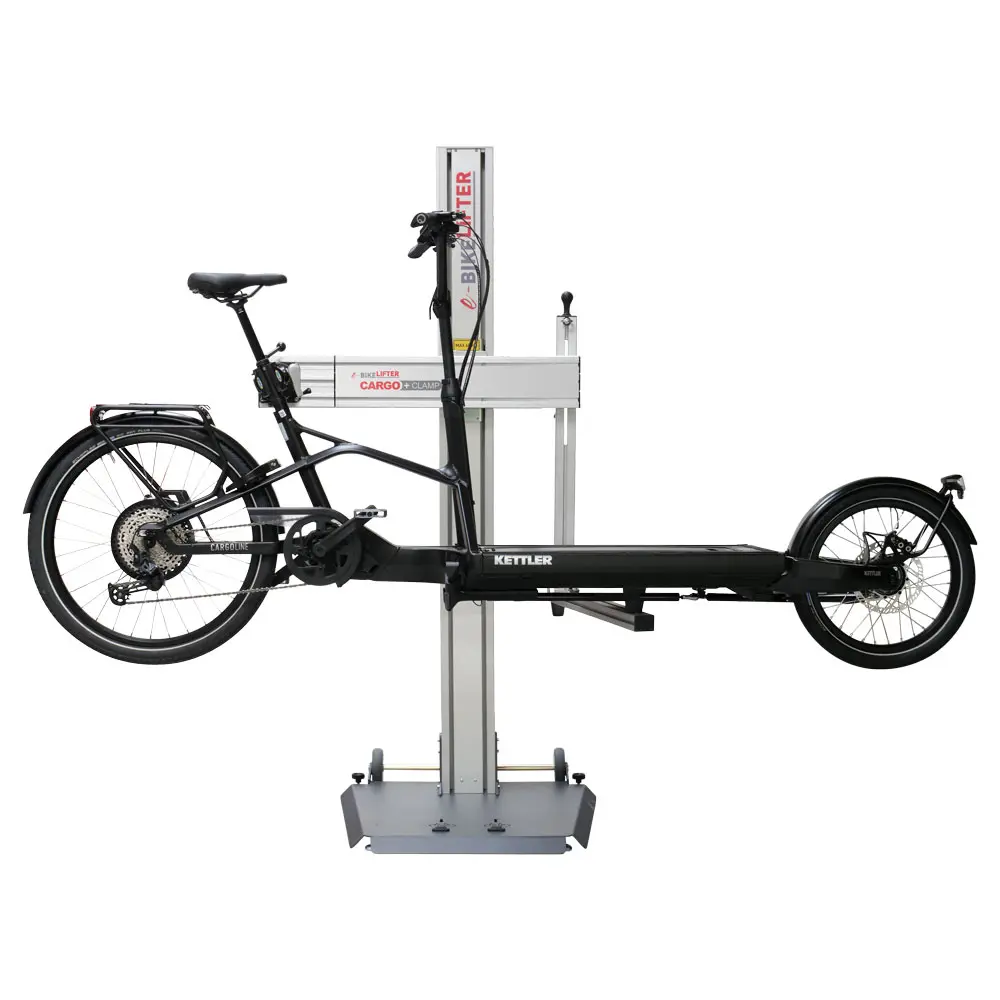 Cargo plus Clamp für e-Bikelifter, den mobilen Montageständer, mit eingespanntem schwarzen Cargobike. Die Cargo plus Clamp für e-Bikelifterist die ideale Lösung für das sichere Heben von Bikes und Cargobikes bis zu 60 kg am e-Bikelifter BM-65.